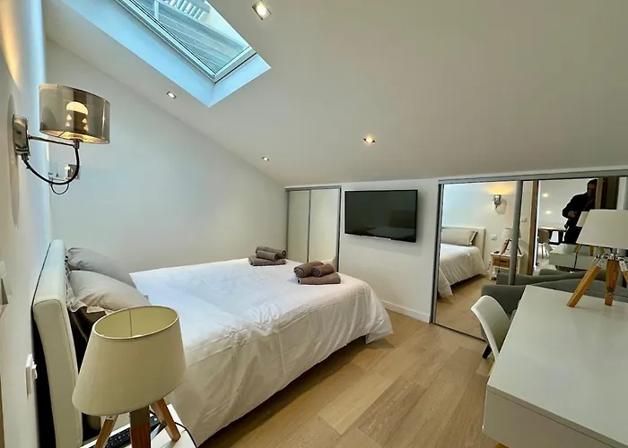 アパート Gorgeous 2 Bedrooms Brand New Sea View アンティーブ