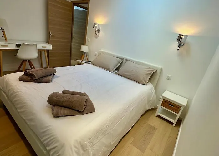Gorgeous 2 Bedrooms Brand New Sea View アンティーブ